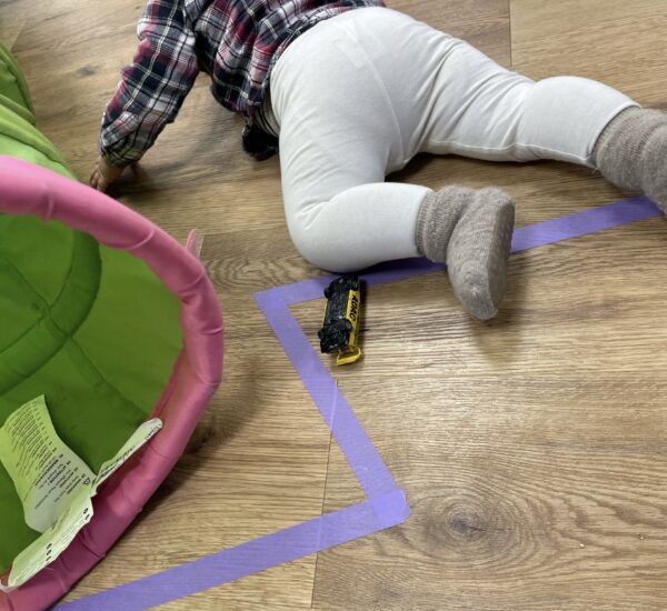 kleinkind krabbelt auf Boden